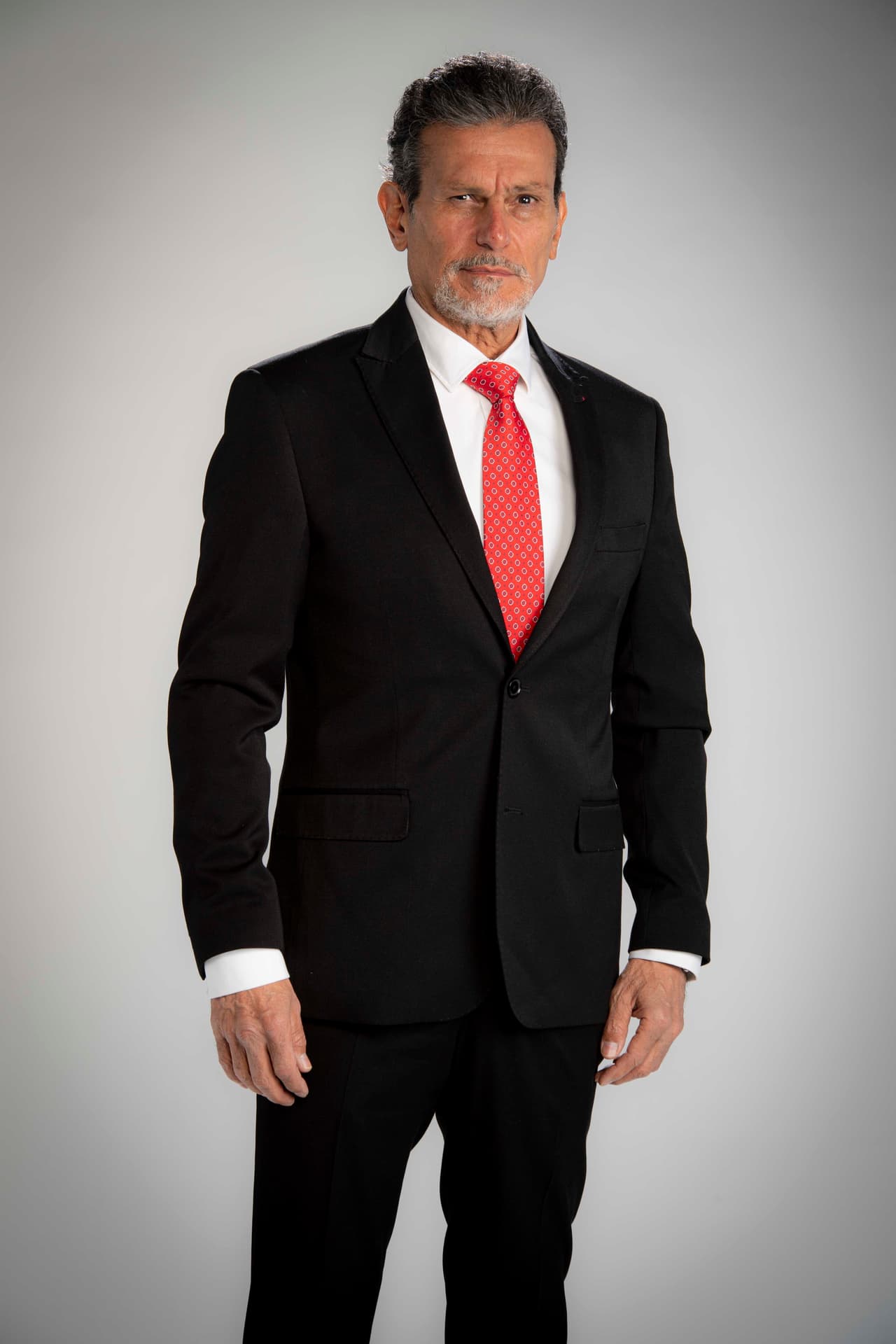'Olmo' (Guillermo García Cantú) es el patriarca de la familia Cáceres. Es sobreprotector de los suyos e implacable con sus enemigos. Vive una doble vida, por un lado es un padre ejemplar y por el otro un hombre que ha hecho su fortuna mediante negocios sucios.