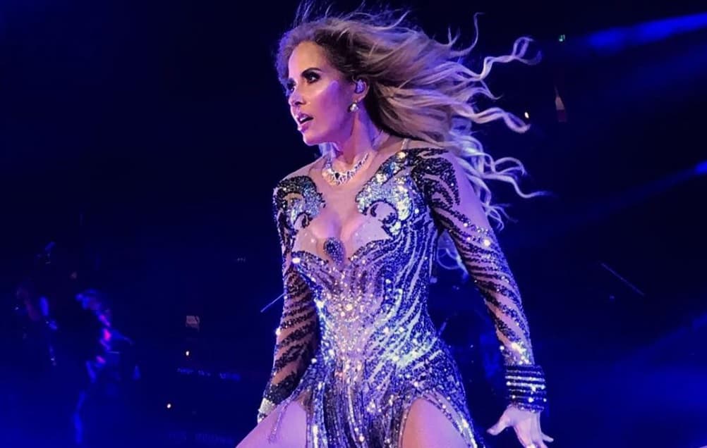 Gloria Trevi enseña los calzones en atrevido paso de baile durante concierto