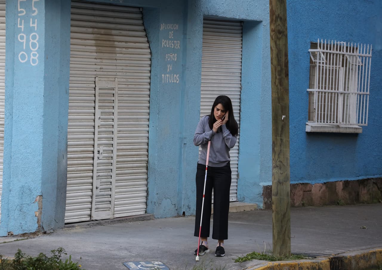Así, María consigue decirle exactamente su ubicación y él se encamina a encontrarla para ayudarla a regresar a casa.