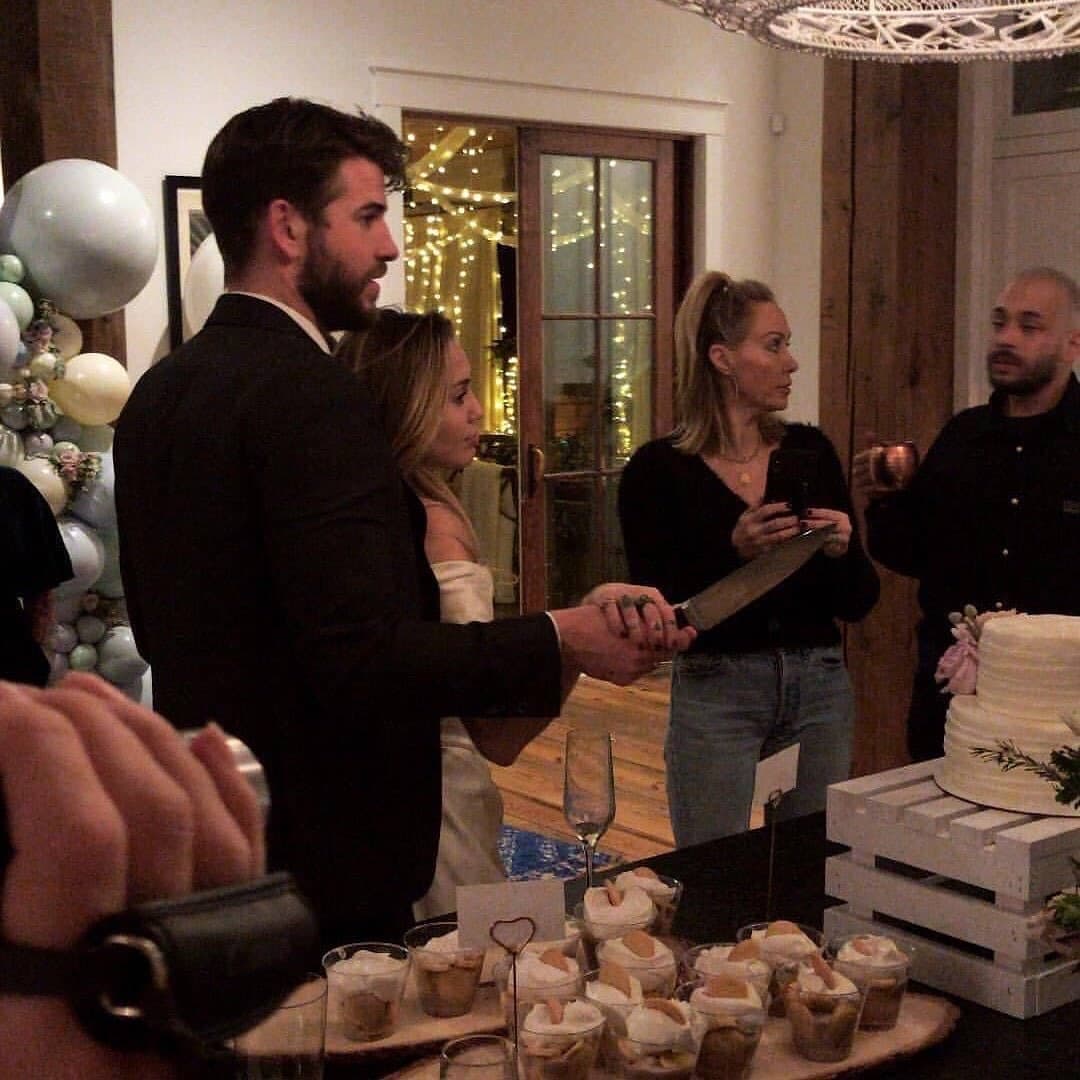 Los novios fueron fotografiados por Billy Ray Cyrus, justo cuando estaban a punto de partir el pastel.