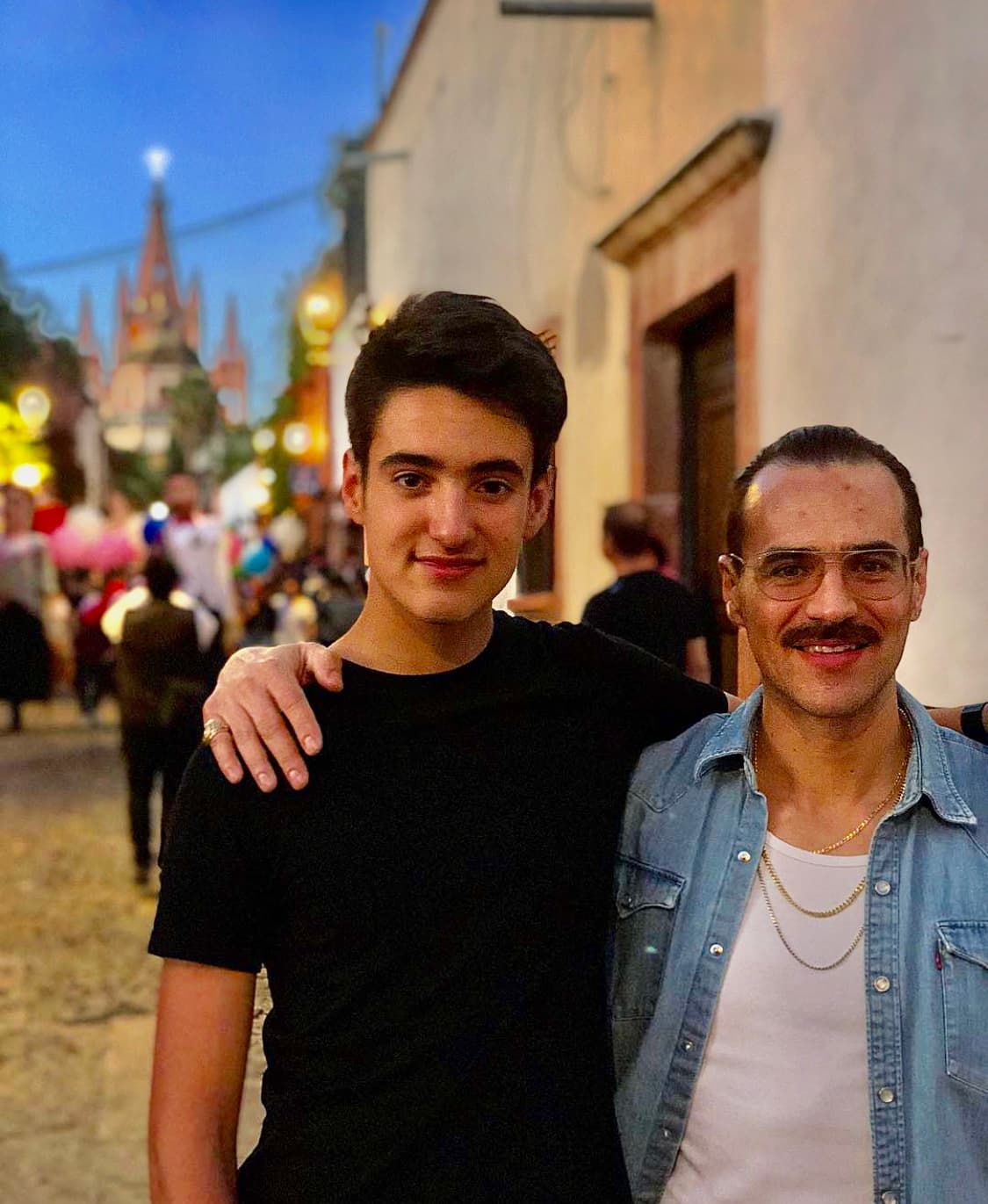 Siguiendo los pasos de su famoso padre, el actor Jorge Poza, Sebastián de 16 años ha iniciado su propia carrera en la actuación al participar en algunos capítulos de 'La rosa de Guadalupe' y en la telenovela 'Soltero con hijas' entre 2019 y 2020.