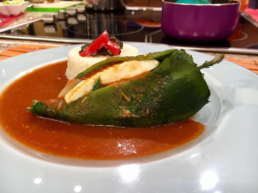 Cocina chile relleno de panela en jitomate / jugo de piña