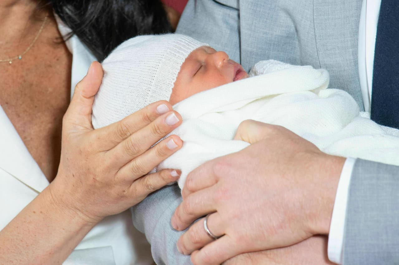 El príncipe Harry y Meghan Markle posaron por primera vez junto a su hijo, a dos días del nacimiento del pequeño. Aquí todas las imágenes de cómo luce el nuevo bebé de la Familia Real inglesa