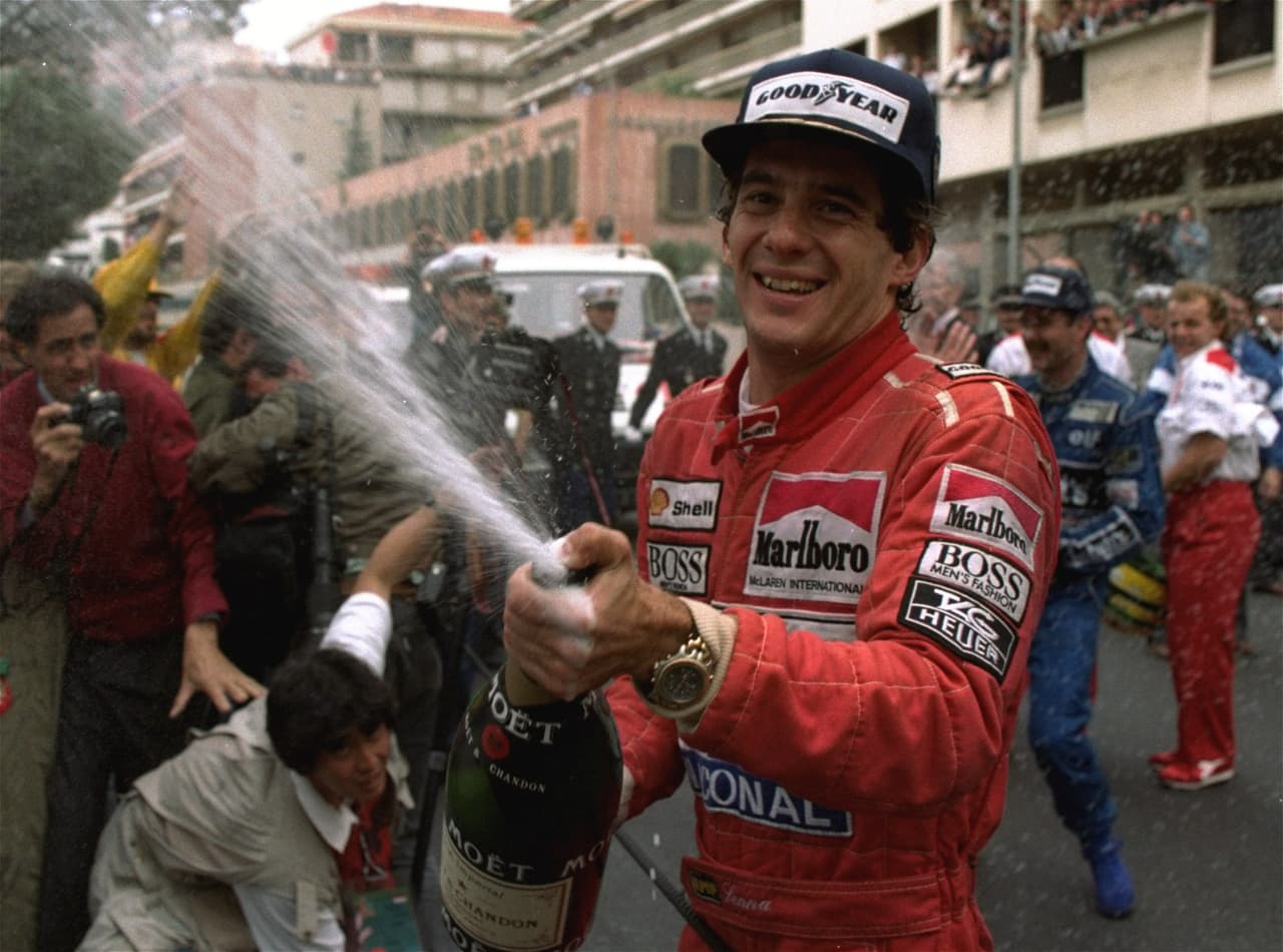 El legendario corredor de Fórmula 1, Ayrton Senna, se estrelló durante el Gran Premio de San Marino en 1994 . El brutal impacto contra el muro de cemento provocó que una rueda golpeara el casco y una varilla le atravesara la visera ocasionándole fracturas en el cráneo.