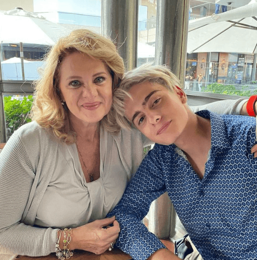 Erika Buenfil a los 40 años. La protagonista de 'Vencer el P@sado' recibió a Nicolás, su único hijo, cuando tenía 40 años de edad. Buenfil ha demostrado la excelente relación que tiene con su hijo, quien actualmente tiene 16 años.