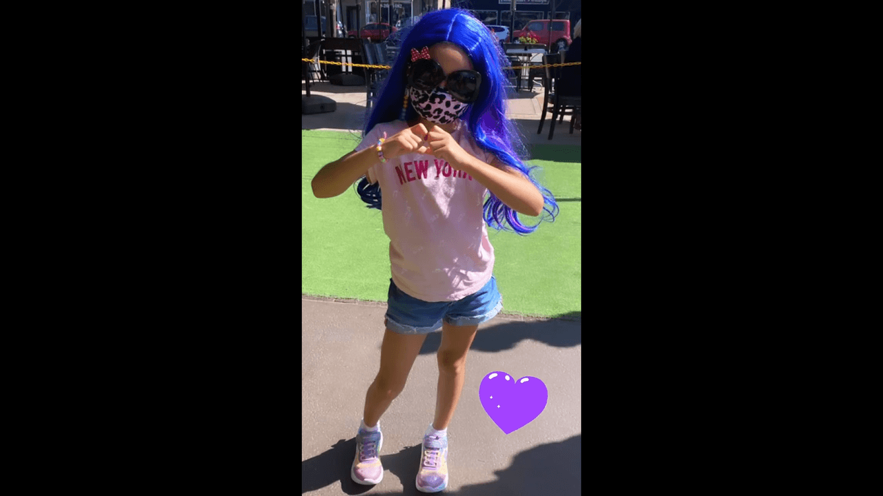A través de su cuenta oficial de Instagram, la vocalista de Sentidos Opuestos compartió una serie de imágenes en las que mostró los distintos atuendos que su primogénita utilizó durante la fiesta, la cual al parecer se realizó en México.
