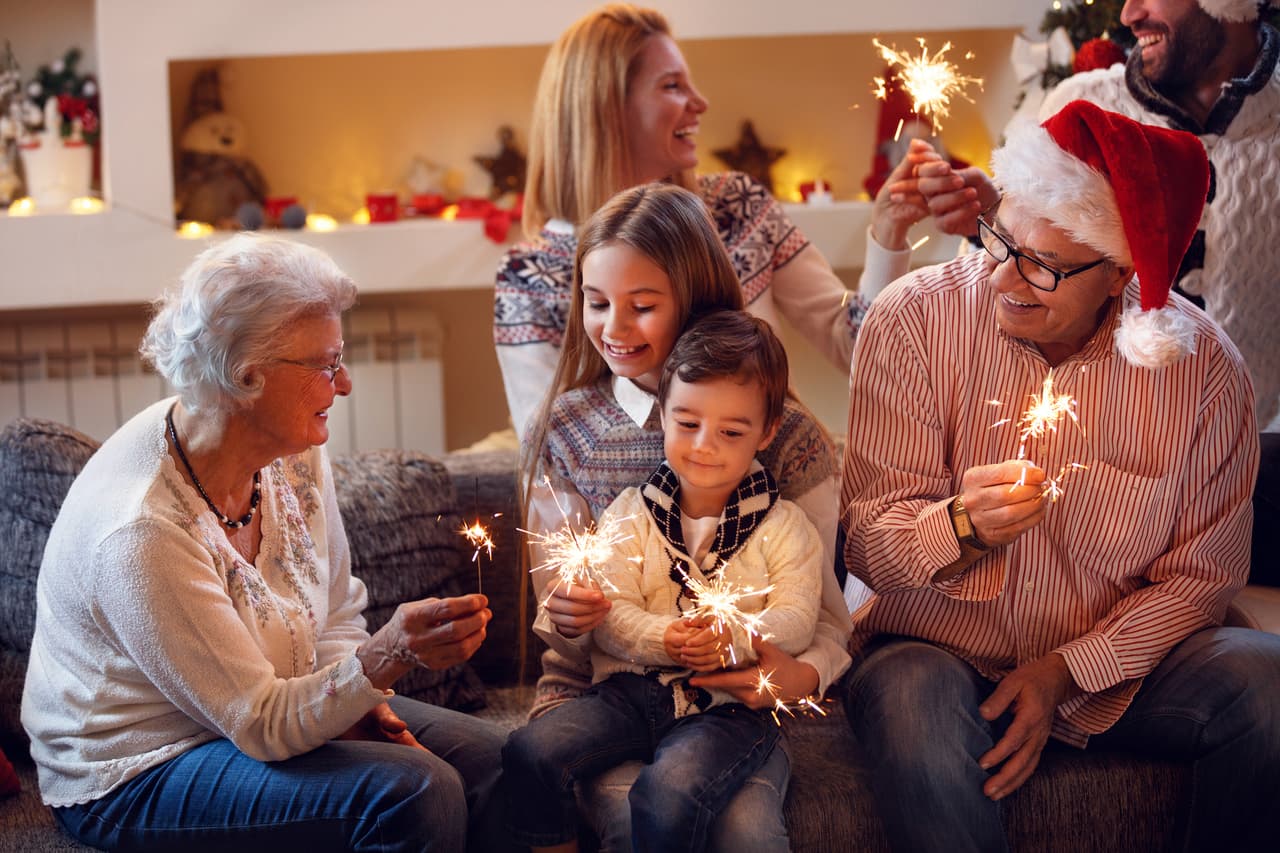 Si deseas tener mucha suerte durante el nuevo año corre a visitar a tu familia o amigos, debes llevar un regalo como dinero, pan para la mesa o leña para el fuego.