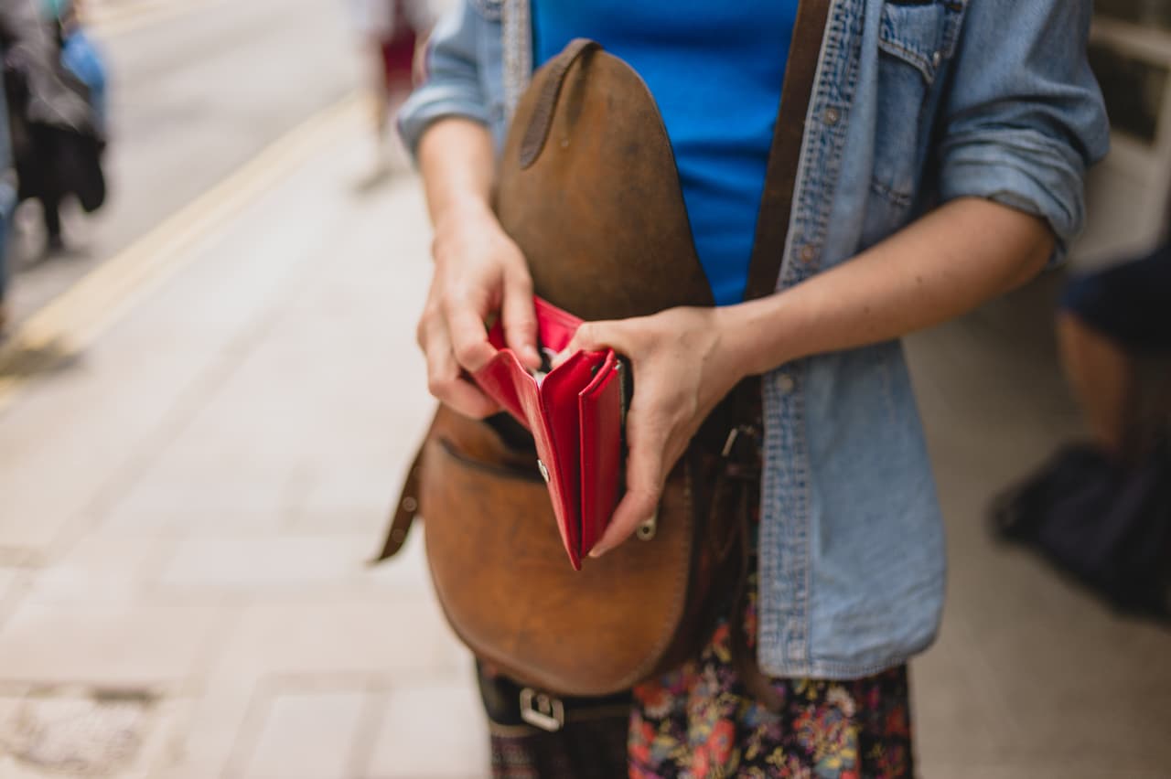 Coloca dinero en tu cartera, de preferencia que sea roja, para impulsar el ciclo financiero con nueva energía y atraer las buenas noticias.