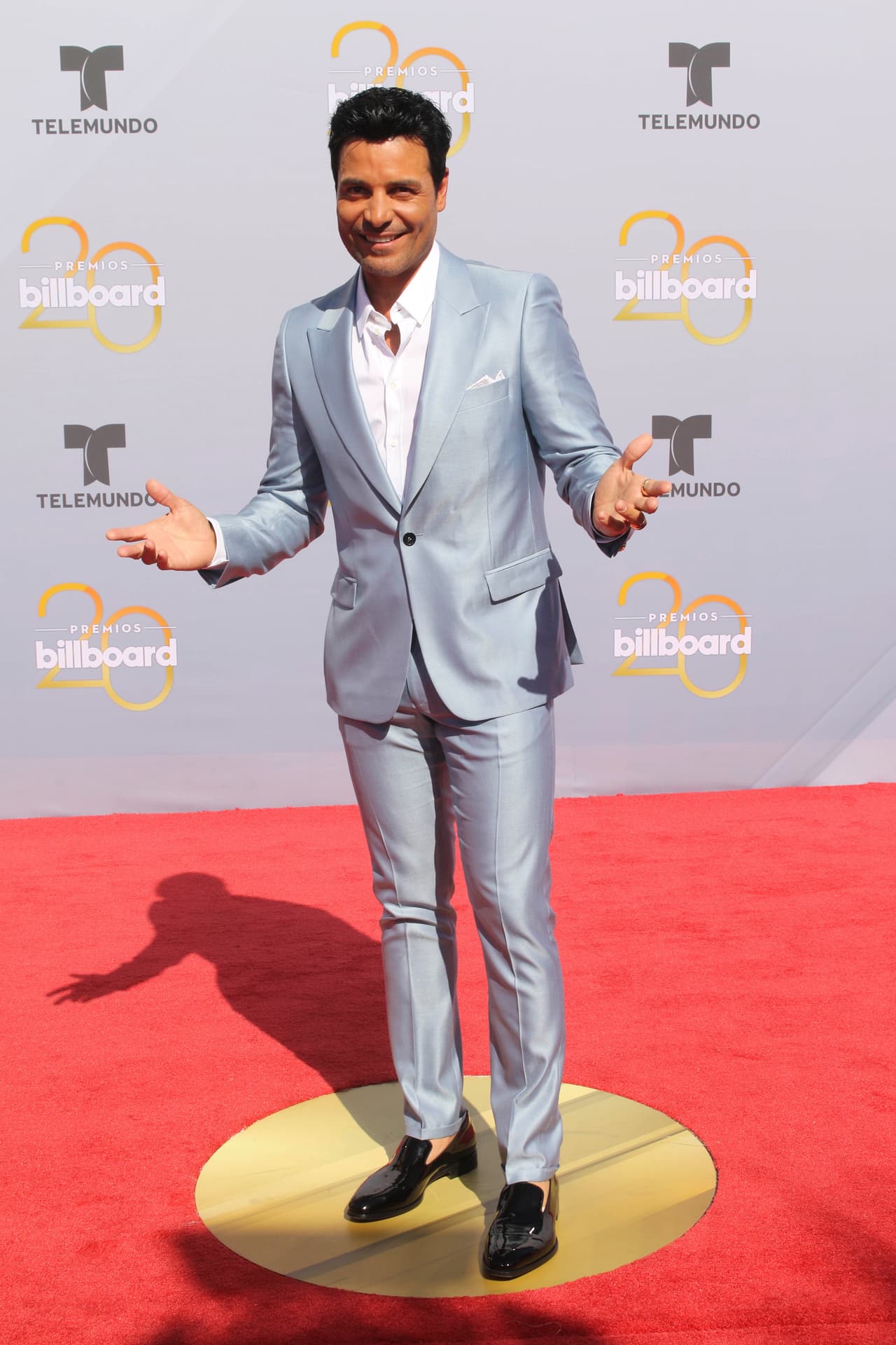Chayanne dejó ver su buen gusto con un traje claro.