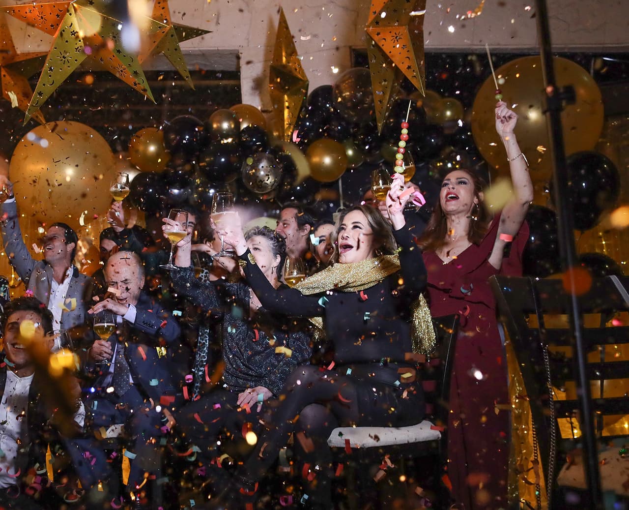 Y así festejaron y gritaron "¡Feliz Año Nuevo!" al terminar la cuenta regresiva.