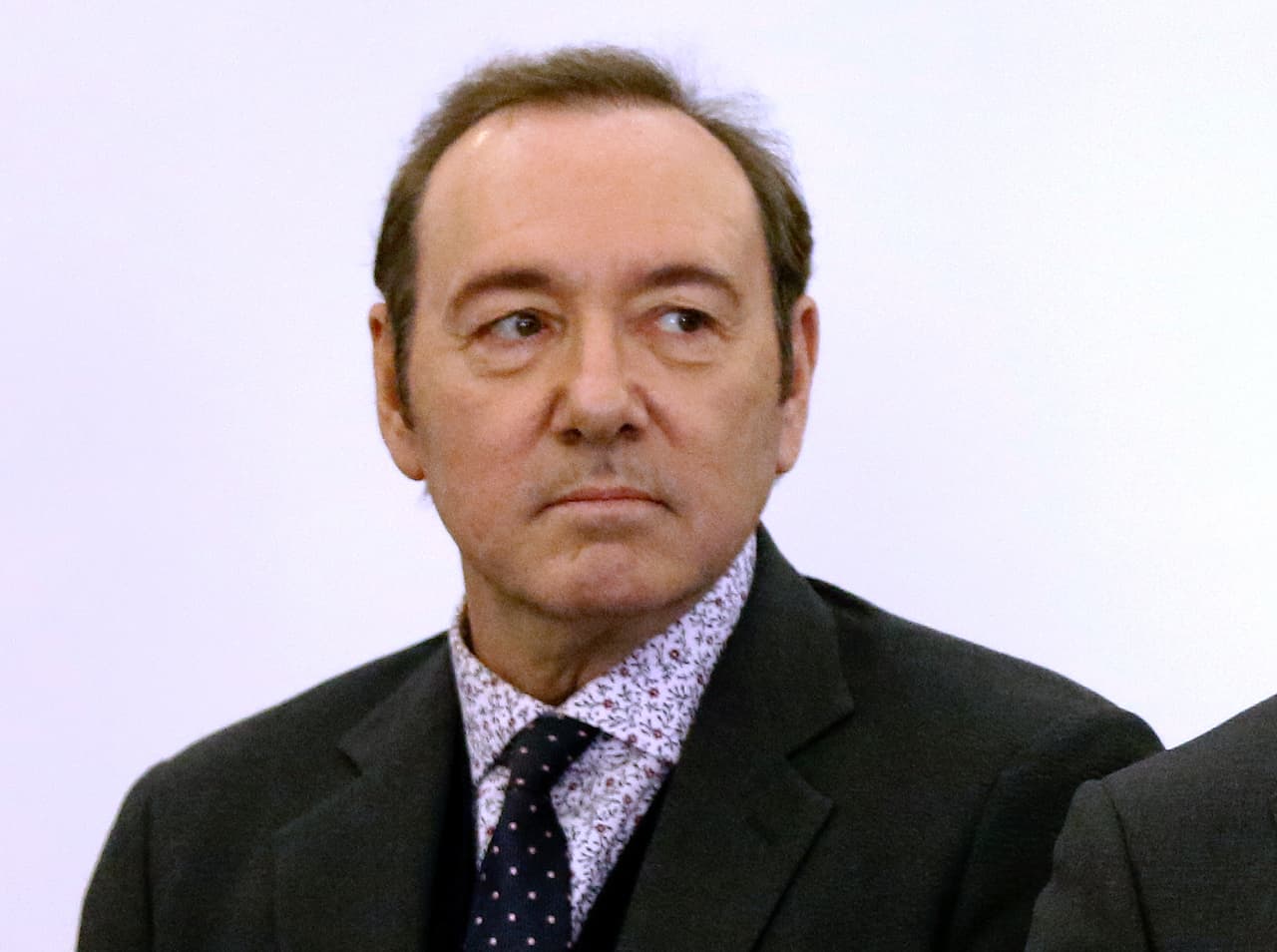Kevin Spacey fue señalado por 15 hombres de tocamientos inapropiados y abusos sexuales, pero solo uno de ellos entabló una demanda. Aunque el actor se declaró inocente en el juicio, pidió perdón a través de las redes sociales por su comportamiento.