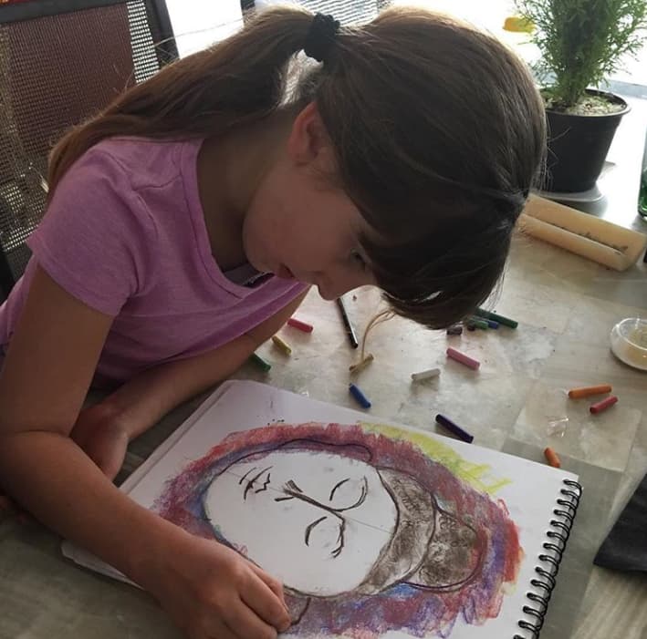 Desde pequeña, Elissa Marie ha mostrado su talento en el dibujo, como la ocasión que presumió su tercer diseño con tonos grises.