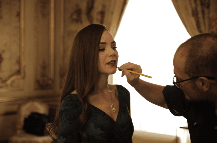 Previo a entrar a grabar y a convertirse en 'Rubí', Camila Sodi recibe los últimos retoques del maquillaje.