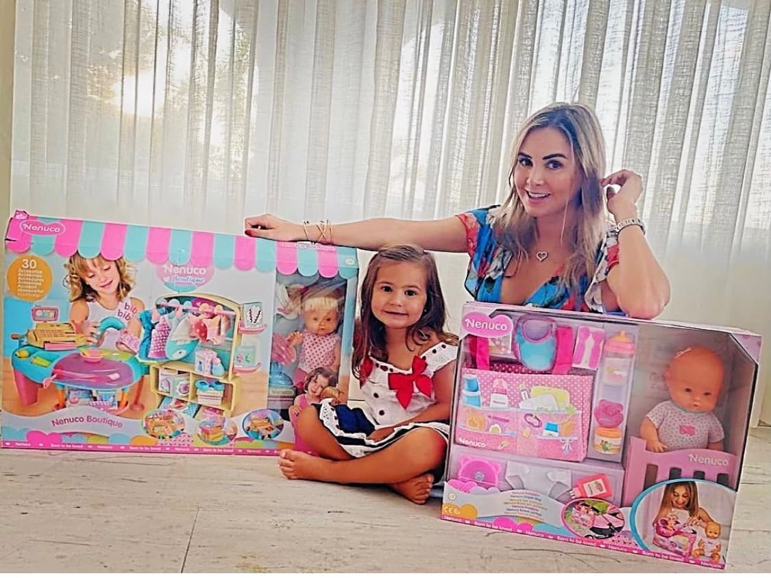 La actriz Florencia de Saracho, quien actualmente se encuentra embaraza de su tercer bebé, quien será niña, tal como lo reveló en días pasados, compartió una fotografía junto a su hija Aitana y los juguetes que llegaron a su casa.