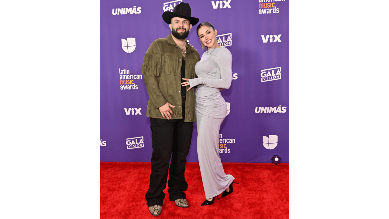 Parejas de famosos en la alfombra roja de los Latin American Music Awards 2024.