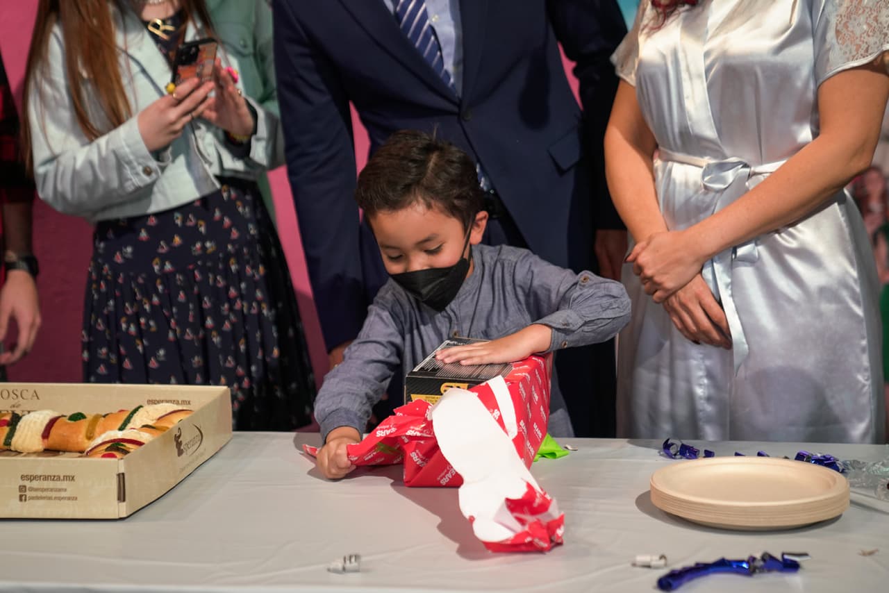 El pequeño impaciente rompió las envolturas para descubrir los increíbles juegos que había recibido.