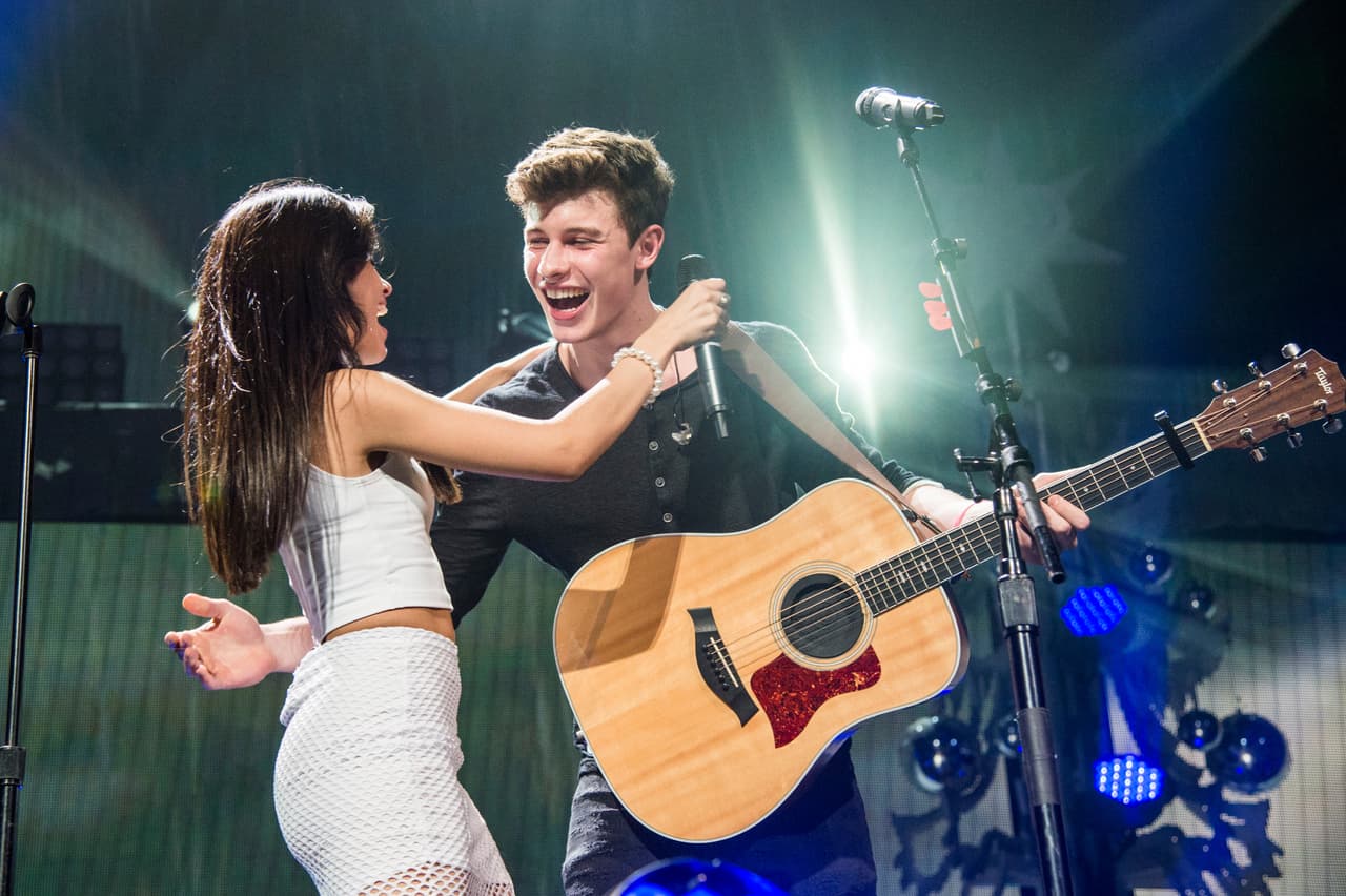 Se quieren, pero no son novios: Shawn Mendes y Camila Cabello son captados besándose
