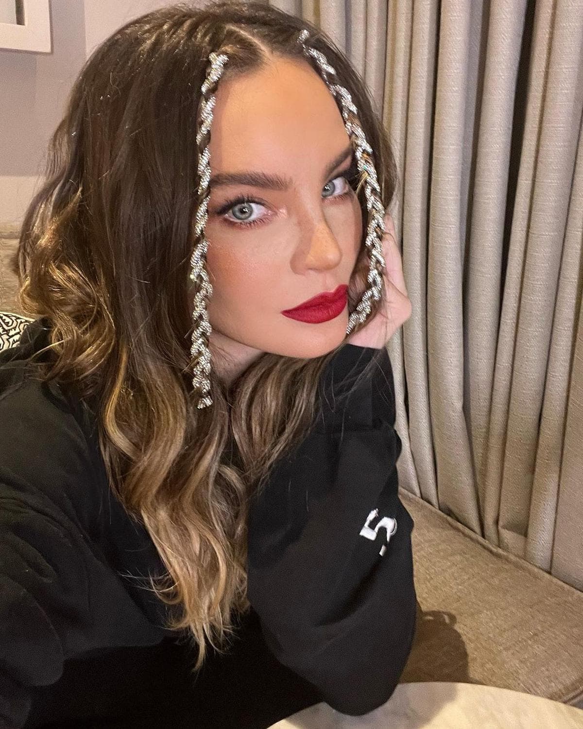 Belinda aparece con traje de baño; trae de regreso accesorio de los 90