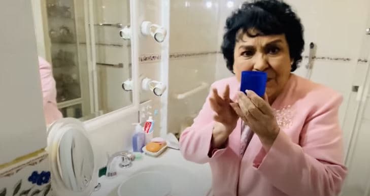 El cuarto tiene junto a la puerta un espejo con una serie de luces, que, ha mostrado anteriormente, facilitan sus sesiones de maquillaje.