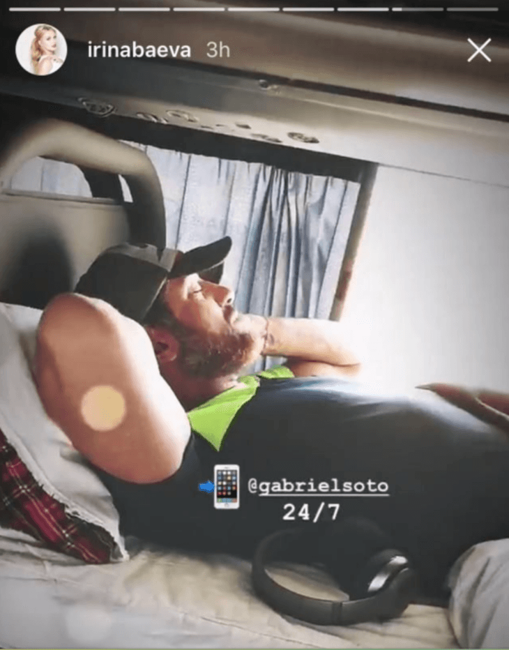 En febrero de 2018, Irina compartió esta imagen en su Instagram Stories y presumió que convivía con el galán las 24 horas los siete días de la semana. Ante los cuestionamientos de los medios, se justificó diciendo que era por la gira de la obra.