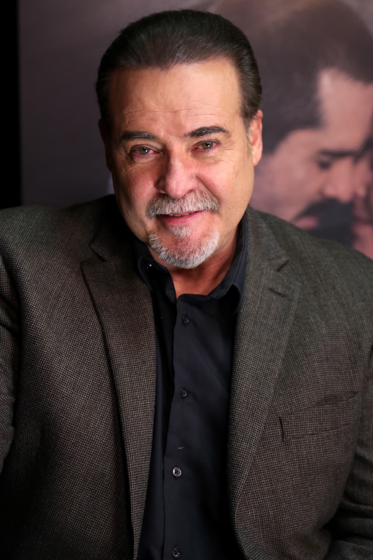 César Évora regresa a las telenovelas como un padre de familia que no imaginará lo que están viviendo sus hijos.