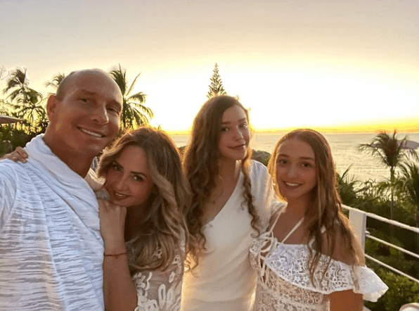Andrea Legarreta y Erik Rubín"Bienvenido #2021 🙏🏻❤️❤️❤️❤️🙏🏻 Dios nos bendiga a todos y nos llene de salud y unión!! Mucho amor para todos hermosuras!! Les deseamos los #RubínLegarreta @ninarubinl @miarubinlega @erikrubinoficial y yo! 🙏🏻❤️❤️❤️❤️🙏🏻✨ #VamosConTodo."