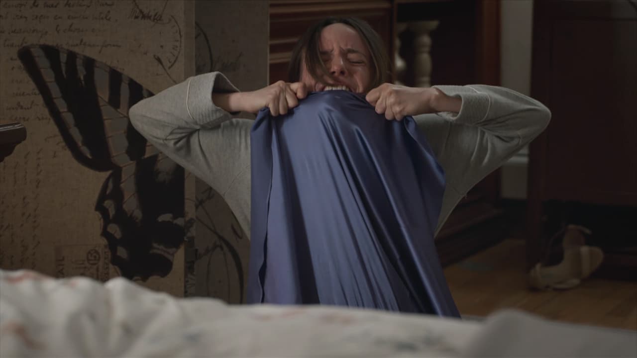 'Casilda' sufre por la humillación y rompe desesperada el vestido.