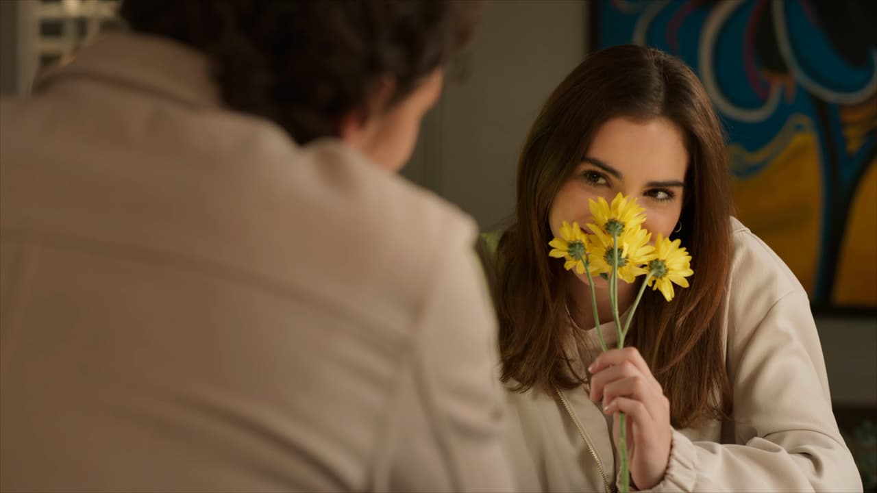 Germán sorprende a Aura con sus flores amarillas