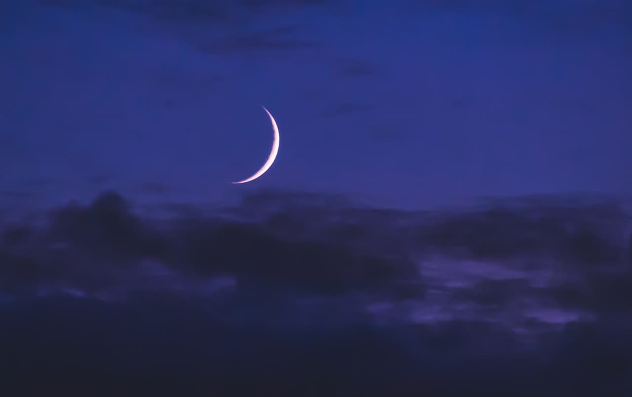 Luna Nueva en Piscis: ¿cómo verla y por qué es buena para soltar?