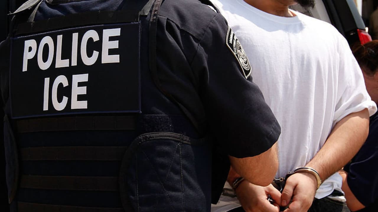 “Le pusieron la rodilla en la cara”: ICE arresta a ciudadano estadounidense en California