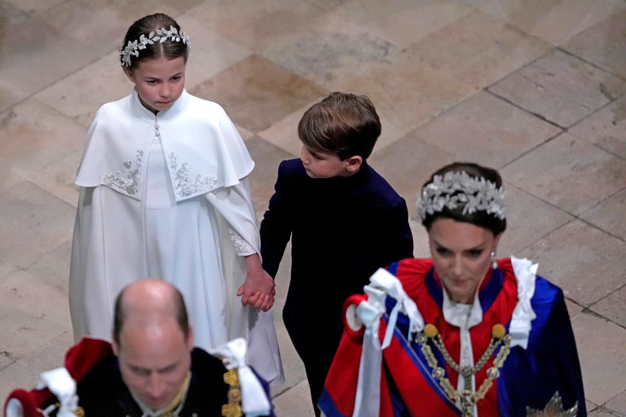 Louis entró a la iglesia de la mano de su hermana Charlotte.