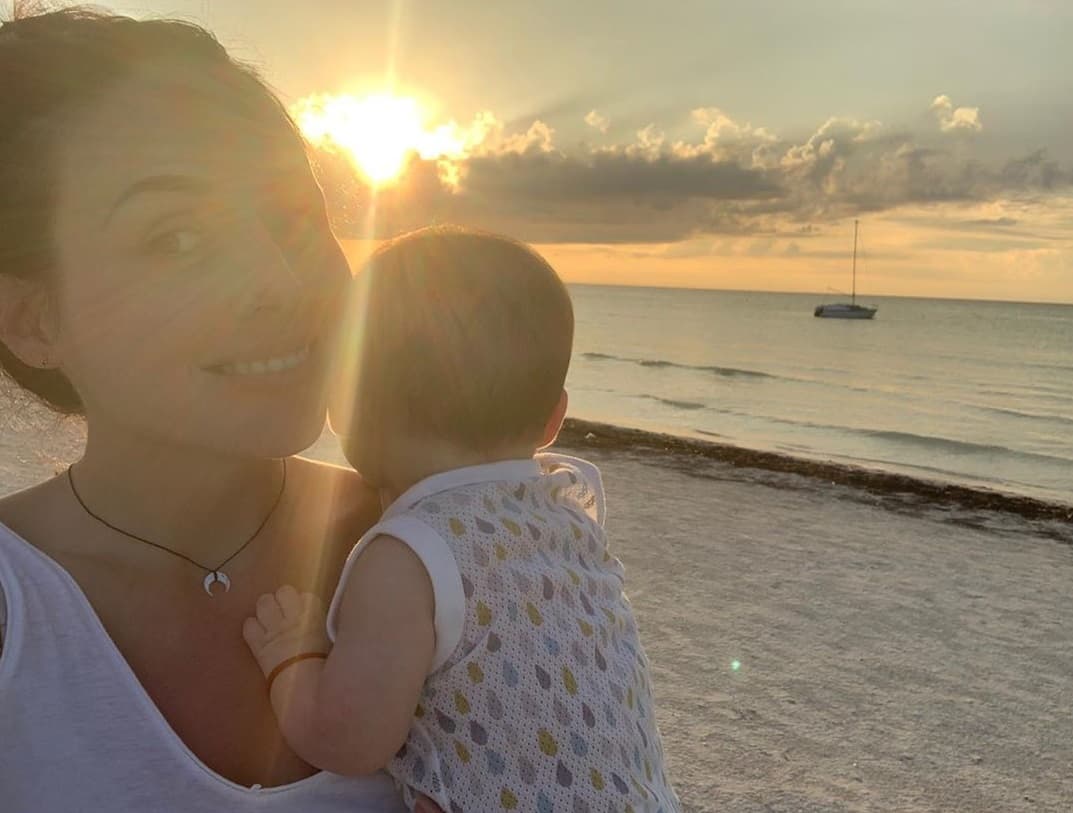 Zuria Vega revela por qué cubre el rostro de sus hijos en redes sociales