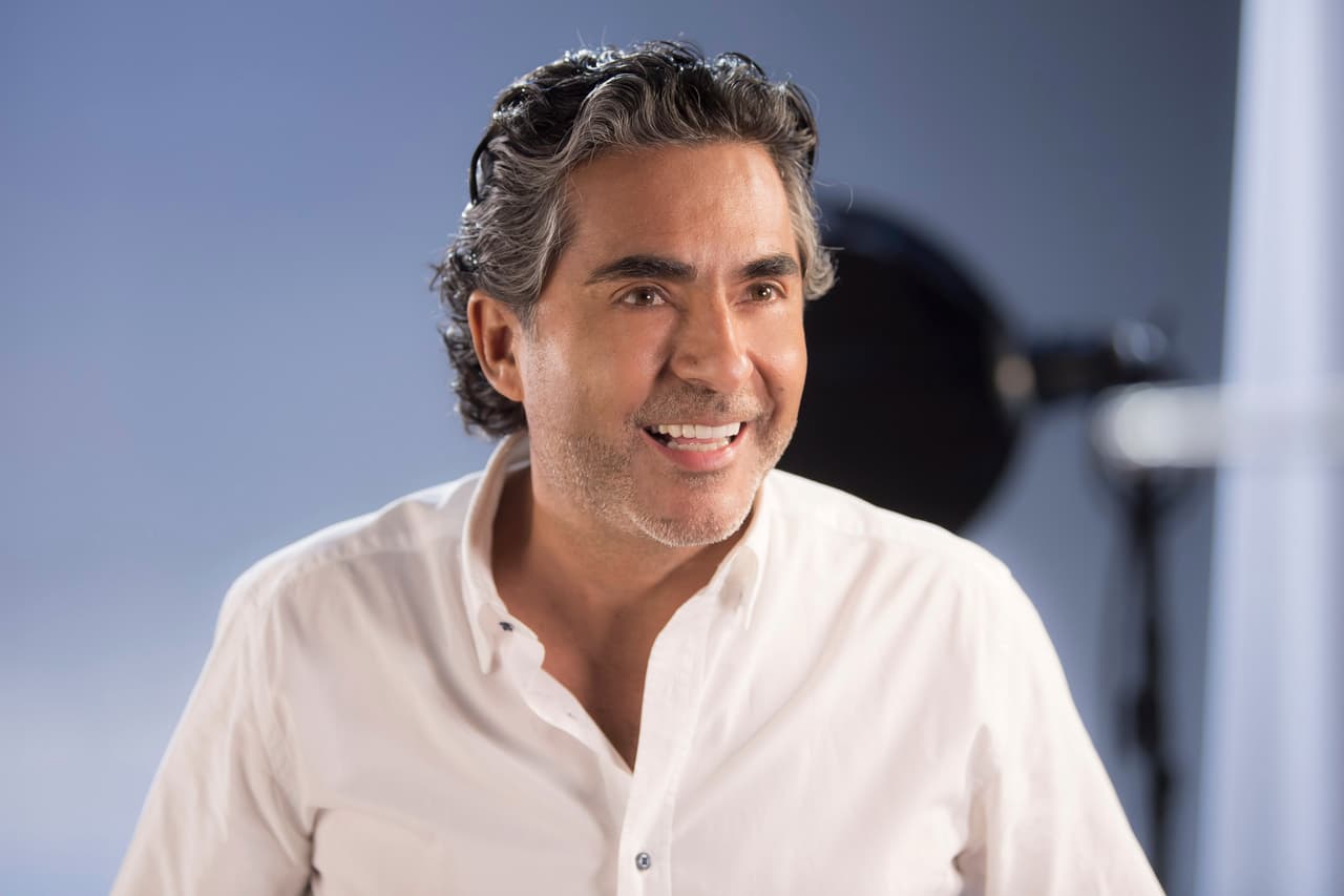 Le recuerdan a Raúl Araiza su infidelidad en plena conferencia de prensa; él responde