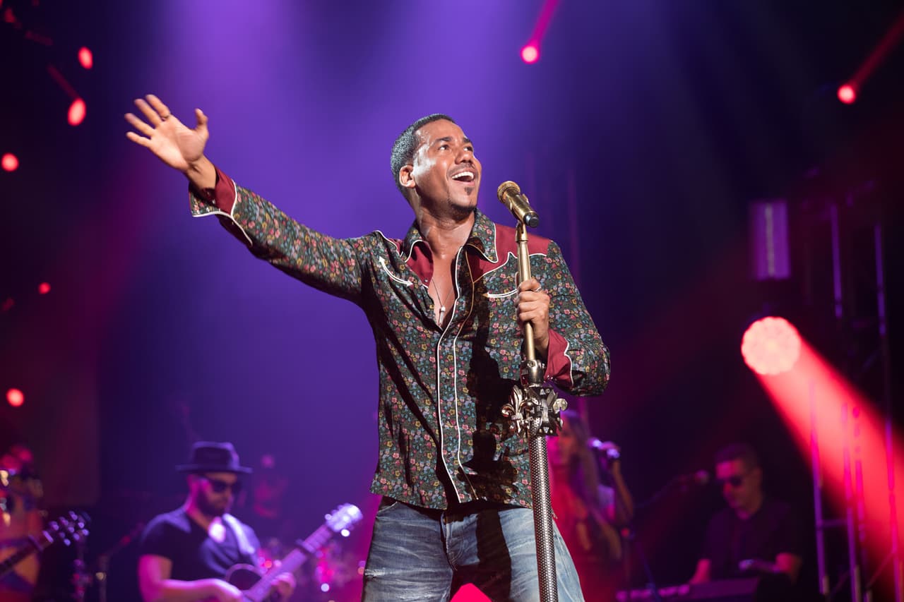 Romeo Santos permite que una admiradora toque sus partes íntimas