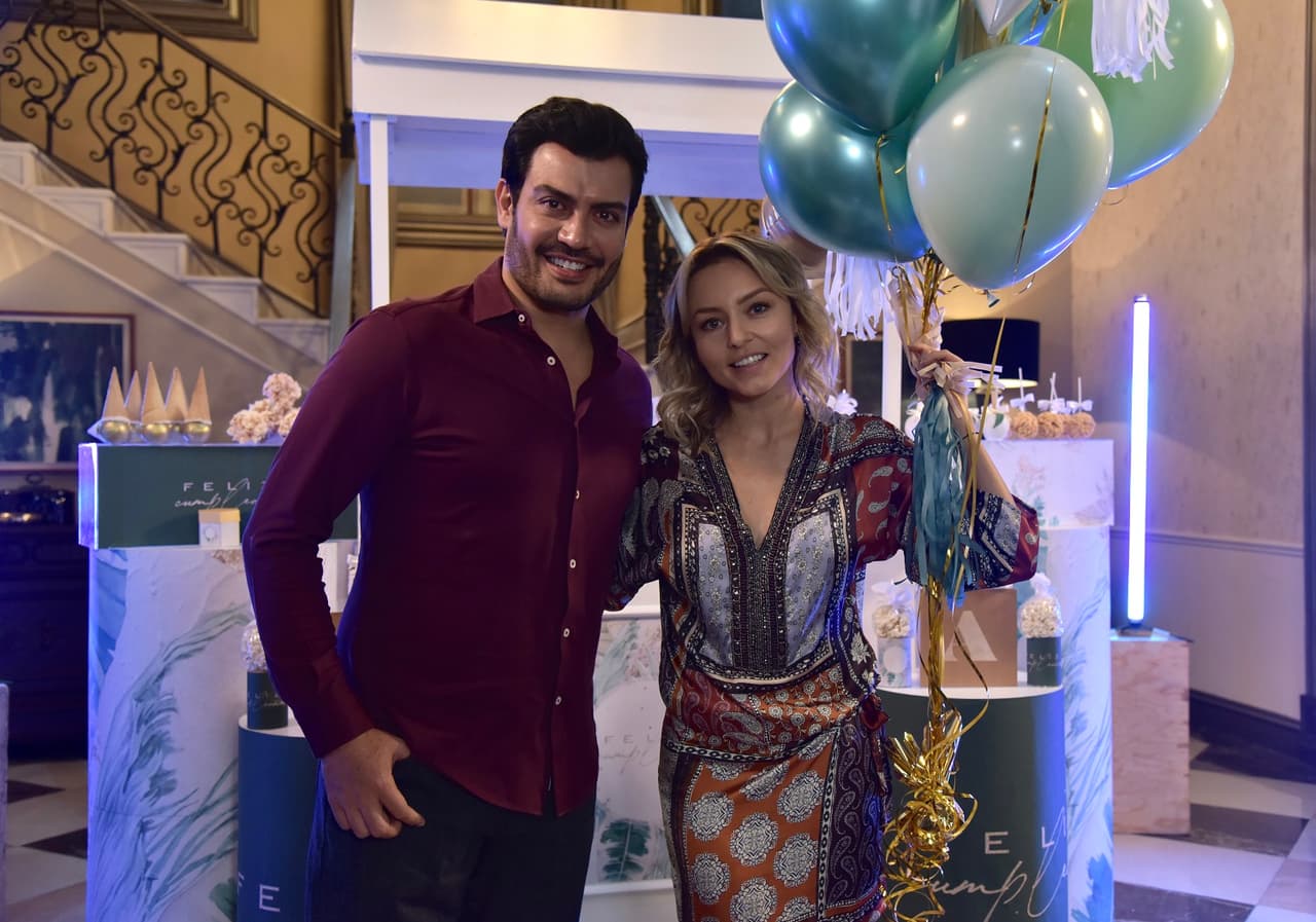 Andrpes Palacios felicitó a Angelique Boyer por su cumpleaños durante las grabaciones de Imperio de Mentiras