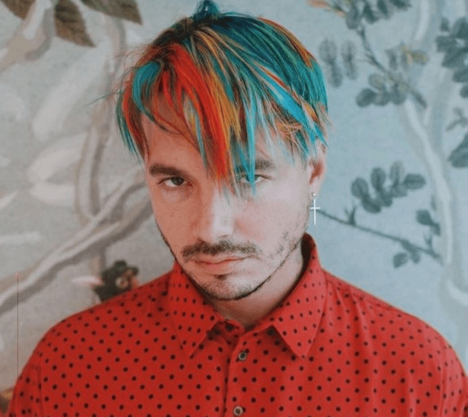 Sin embargo unos días después, llenó de colores en tonos más fuertes su cabello