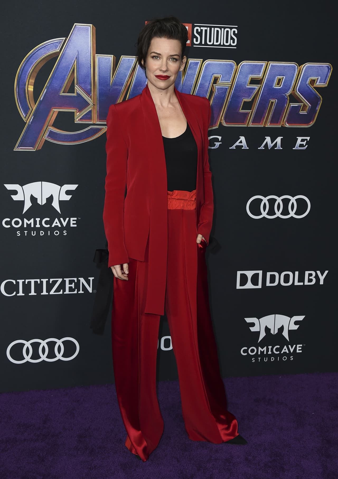 Evangeline Lilly lució muy elegante con un traje de seda roja de Denis Gagnon.