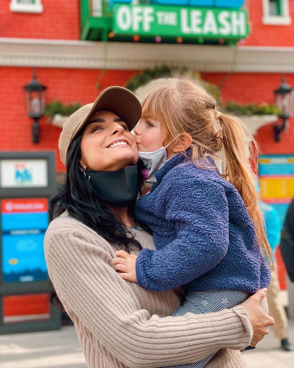 Mientras que en el marco del Día del Niño, Aislinn Derbez abrió su corazón y reveló que la llegada de Kailani había cambiado completamente su vida, describiéndola, incluso, como su mejor amiga.
