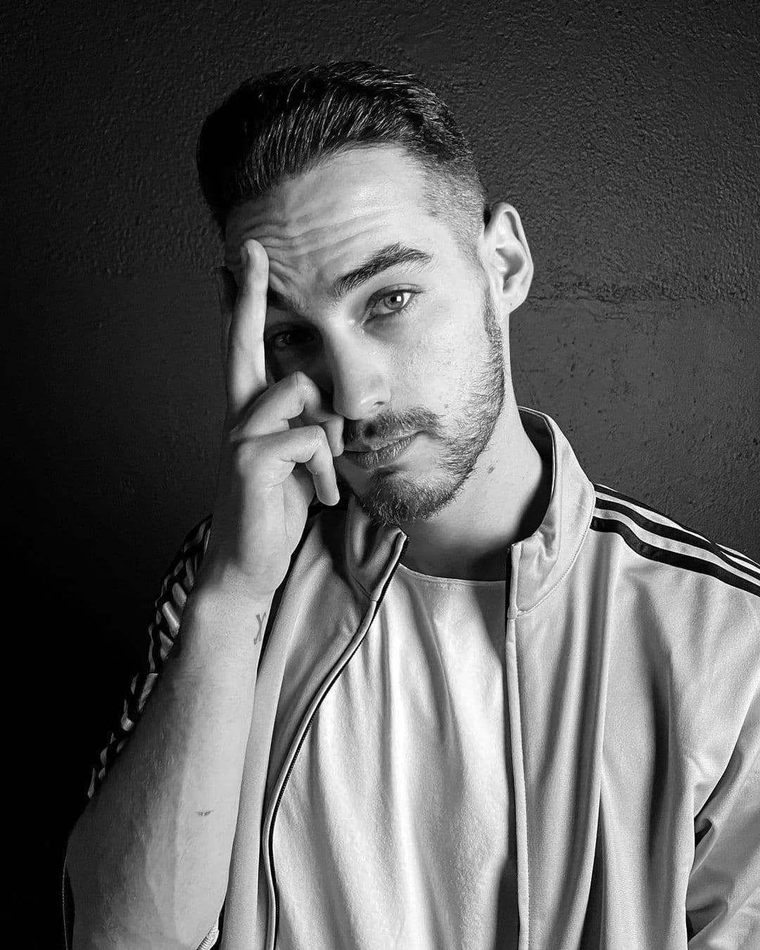 Su talento y galanura han hecho que en varias ocasiones los paisajes que presume en redes sociales pasen desapercibidos y en contraste, atraiga las miradas de sus millones de fans, quienes últimamente le han encontrado un gran parecido físico con su colega, Aarón Díaz.