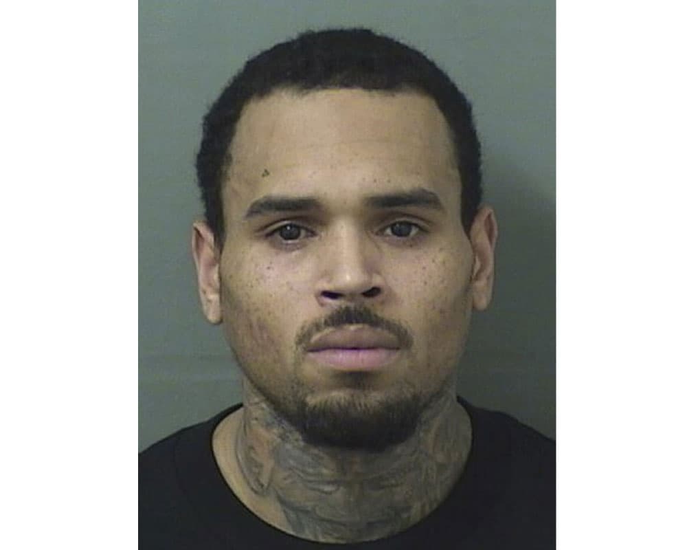 Esta es la imagen de Chris Brown durante su arresto en Florida