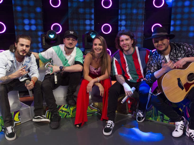 En 'Al final.. Todo queda en familia' cantaron su más reciente éxito y no podía faltar la foto del recuerdo con nuestra bella conductora, Ximena Cordoba.