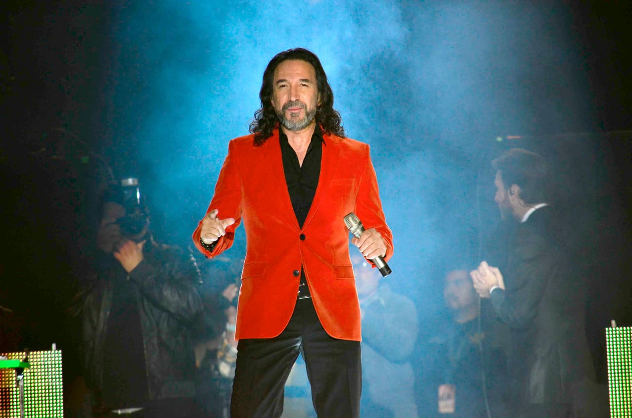 "Despertando con la lamentable noticia de la partida de nuestro querido príncipe de la canción José José. Dios lo reciba en su regazo y descanse en paz", anotó Marco Antonio Solís.