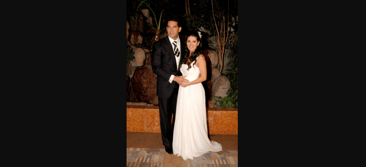 En 2009, Mayrín Villanueva y Eduardo Santamarina se dieron el ‘Sí acepto’ en una íntima ceremonia, donde ella lució un vestido vaporoso, diseño de Jesús del Pozo, que optó por un ligero plisado al frente y que resaltó el tocado que la actriz presumió en su peinado.