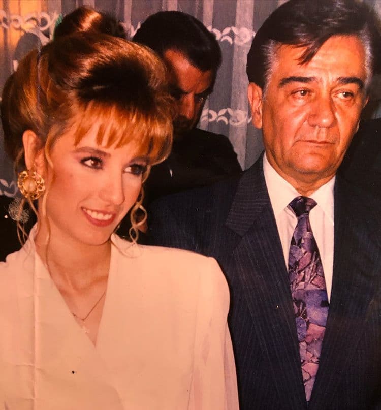 El pasado viernes 10 de abril, la actriz compartió una fotografía en su cuenta de Instagram en la que revivió cómo fue la primera vez que contrajo matrimonio con Ariel Maya a los 23 años, situación con la que no estaba de acuerdo su padre.