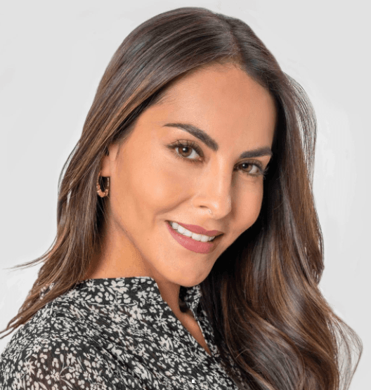 Elsa Ortíz, en su debut en Televisa, da vida a 'Julia', una mujer que emigra a Estados Unidos para darle lo mejor a su familia.