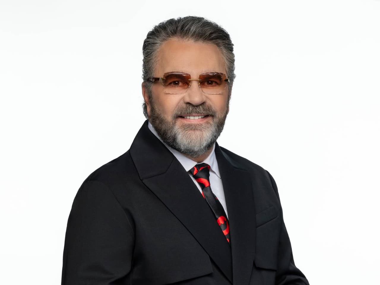 'Juego de Voces' 2025: Estos son los looks más sorprendentes de Manuel Mijares; ¿le va bien la peluca rubia?