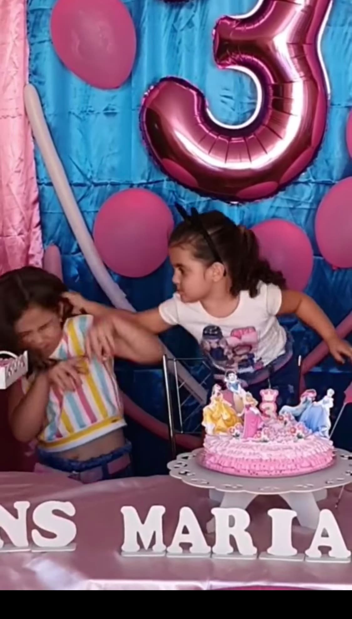 Así es como María Eduarda y María Antonia pasarán a la memoria digital, gracias al divertido momento que protagonizaron frente a las cámaras, demostrando que la sinceridad e inocencia de los niños no tiene precio.