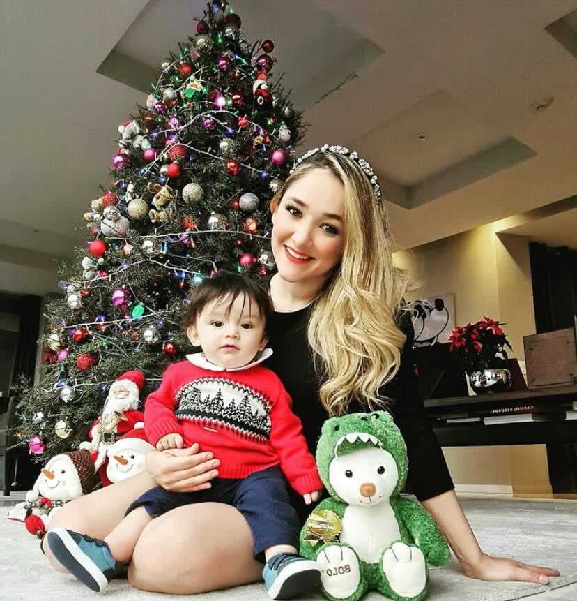 Sherlyn consiente a su hijo con un nuevo y lujoso auto deportivo como regalo de Reyes Magos