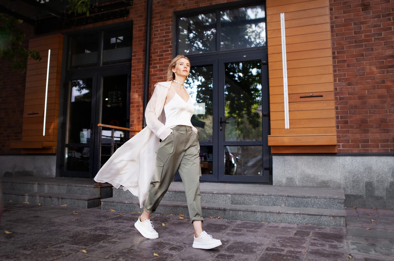 Cinco outfits elegantes para mujeres que no usan tacones