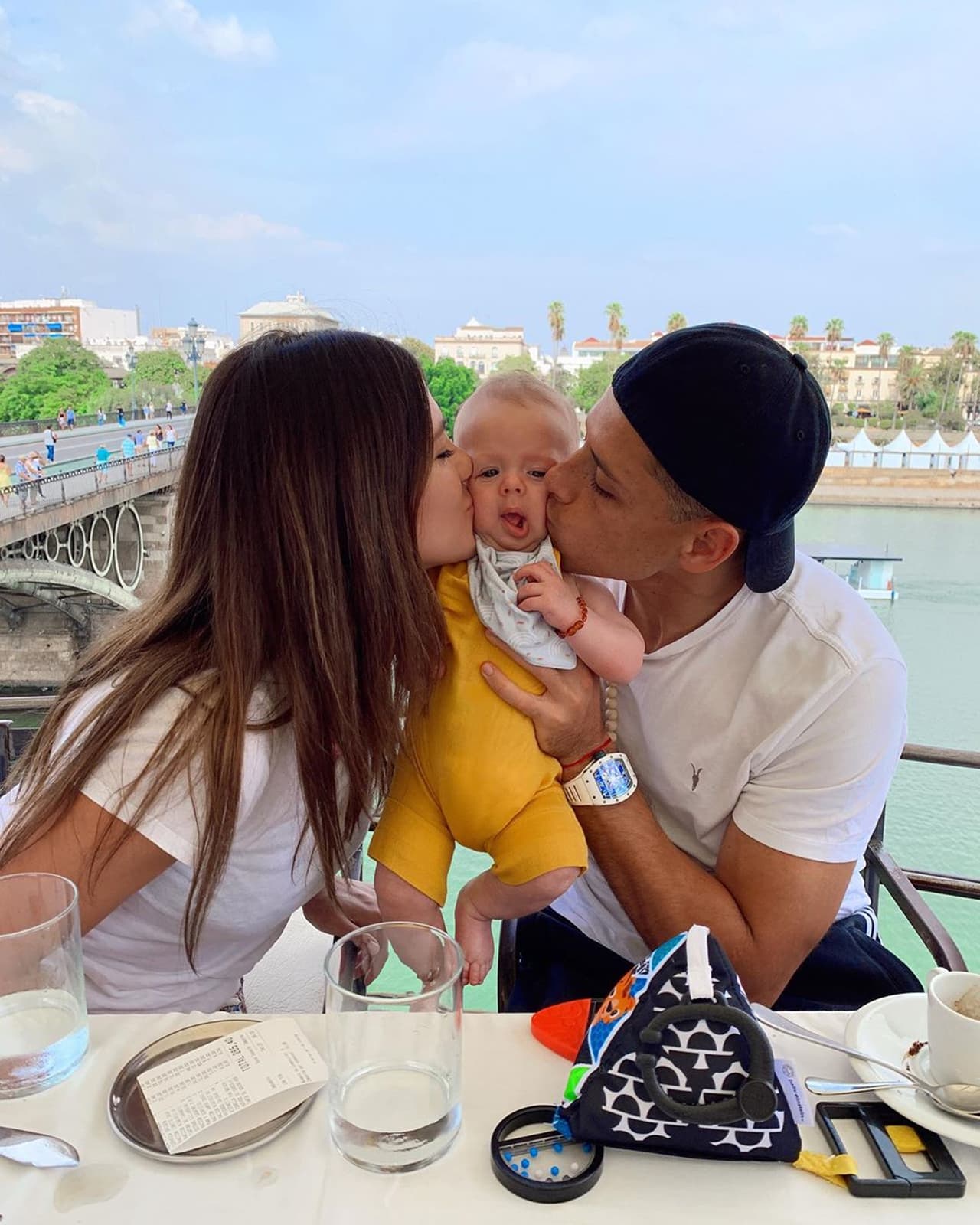 Esposa de ‘Chicharito’ muestra que su hijo está listo para dar sus primeros pasos